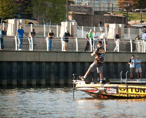 <p>
	 </p>
<p>
	Fans line the Riverfront walk early in the morning as Mike Iaconelli idled from the launch to fish.</p>
