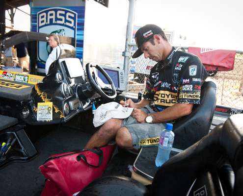 <p>
	 </p>
<p>
	Mike Iaconelli signs a hat for a fan. </p>
