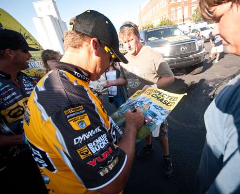 <p>
	Terry Scroggins is always happy to sign autographs and talk to fans. </p>
