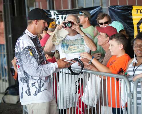 <p>
	 </p>
<p>
	Aaron Martens signs autographs after the weigh-in. </p>
