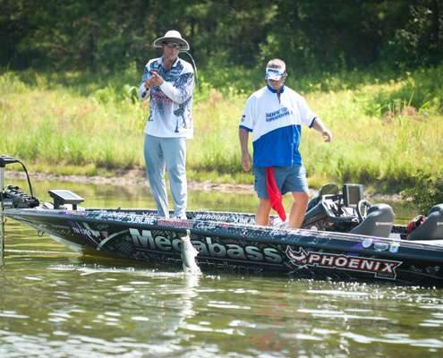 <p>
	Lightsey decided to let the professional handle getting this bass in the boat. </p>
