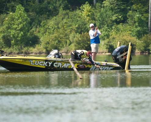 <p>
	Skeet Reese helps Davis get the fish in the boat. </p>
