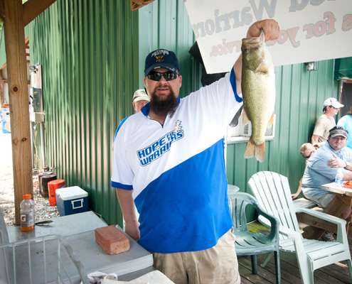 <p>
	Dean Carr holds up his and Greg Vinsonâs big bass. </p>
