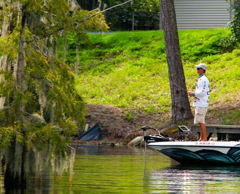 <p>
	While many of his competitors were fishing deep, Casey Ashley started shallow. </p>
