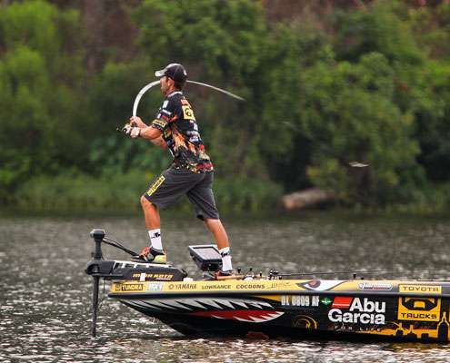 <p> 	Mike Iaconelli was firing casts while fish schooled around his boat. </p> 