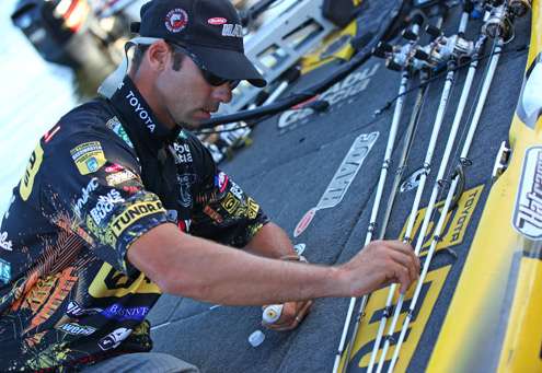 <p>
	Mike Iaconelli applies some scent to his lures before the launch.</p>
