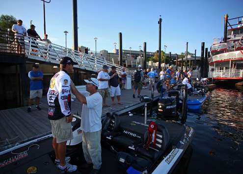 <p>
	Edwin Evers gets set up for a day of fishing and filming in the semifinals.</p>
