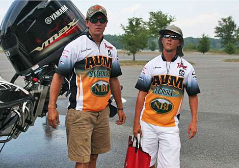 <p>
	After bagging their fish, Auburn-Montgomery anglers Corey Pierce and Jacob Nummy head to the stage for the Day Two weigh-in of the Mercury College B.A.S.S. National Championship.</p>
