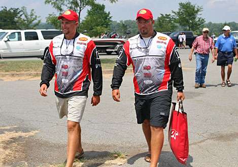 <p>
	Georgia anglers Randy Tolbert and Chase Simmemon walk to the tanks after driving in from Lake Maumelle, the Day Two fishery about 30 minutes away.</p>
