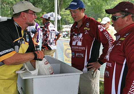 <p>
	Max Leatherford checks the fish of Mississippi State anglers David Faulk and Shane Howinston, one of which created a stir at the tanks.</p>
