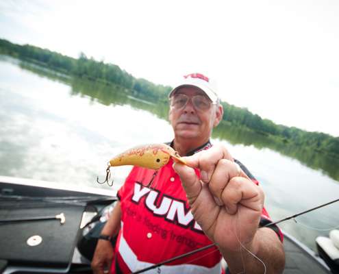 <p>
	Bobby Murray holds up a classic Fred Young 'Big O' crankbait. </p>
