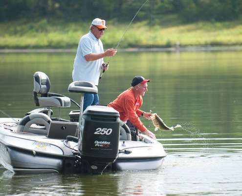 <p>
	Jerry McKinnis gets the bass in the boat. </p>
