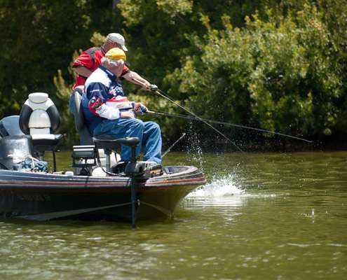 <p>
	Water splashes as Murray tries to get a fish in the boat. </p>
