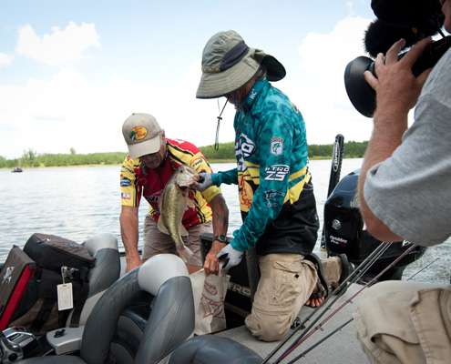 <p>
	Rick Clunn and Tommy Martin bag their fish in preparation for the weigh in. </p>
