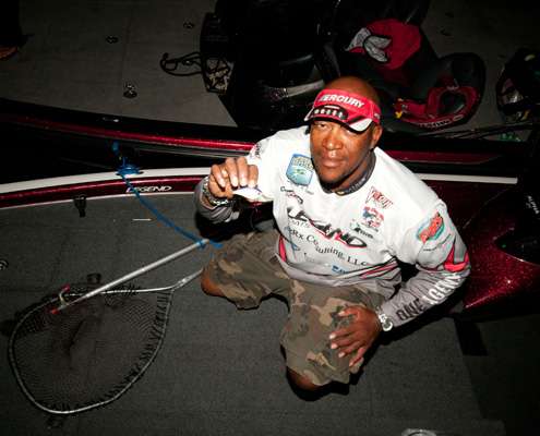 <p>
	Sheron Brown reveals his plan for the day. The Rick Clunn 3.5 bait.</p>
