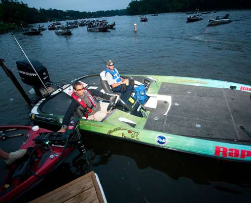 <p>
	Bernie Schultz maneuvers his boat around in order to find his place in line.</p>
