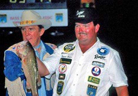 <p>
	 </p>
<p>
	Fritts (with Ray Scott, left, at the 93 Classic) suggested a custom-colored crankbait â and Kennedy credits the advice for his success.</p>
