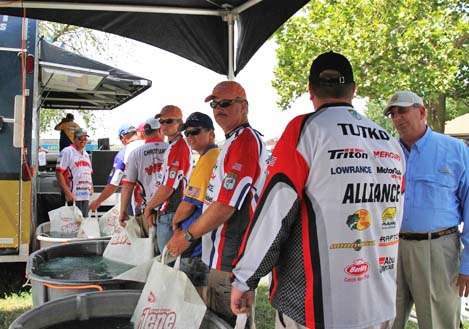 <p>
	Anglers line the tanks for the Day One weigh-in of the B.A.S.S. Federation Nation Northern Divisional in Fort Madison, Iowa.</p>
