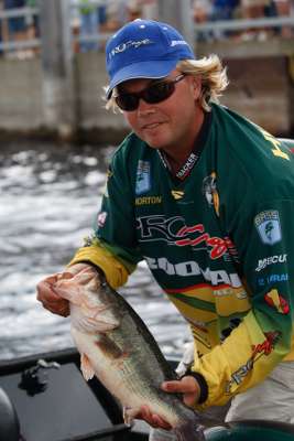 <p>
	Tim Horton carried his lead from Day Two into Day Three. His lead was 9-13 above the competition during the 2007 Elite Series event on Lake Champlain.</p>
