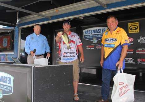 <p>
	 </p>
<p>
	The Mississippi River didnât yield much on Day One, so those with nice catches showed them off.</p>
