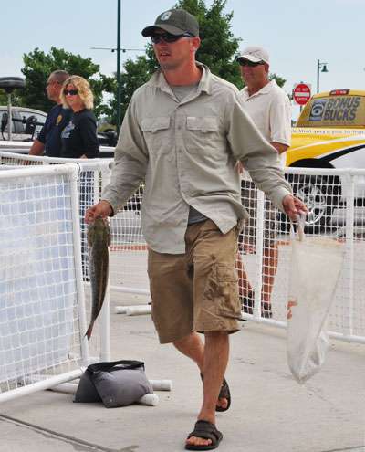 <p>
	 </p>
<p>
	Co-angler Pete Manns walks to the weigh-in.</p>
