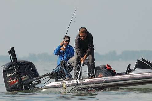 <p>
	Kurt Dove nets a fish for his co-angler, Ryan Smith.</p>
