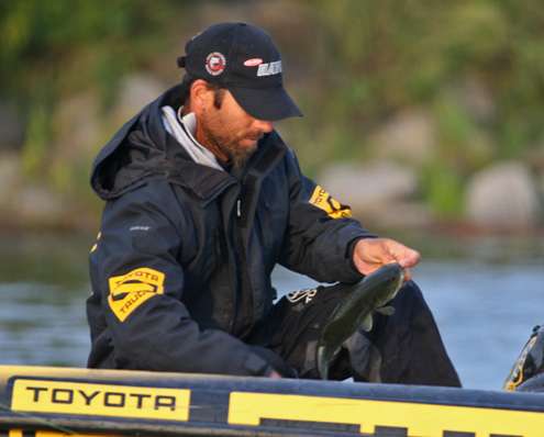 <p>
	With a quick check on the bump board, Mike Iaconelli confirms the bass measures the lake minimum.</p>
