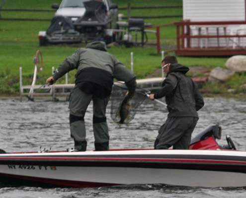 <p>
	Matt Martin gets his hand on a good-sized Oneida Lake keeper largemouth.</p>
