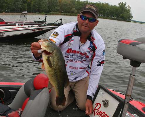 <p>
	Pat Golden continues his impressive week on Oneida Lake with this hefty largemouth.</p>
