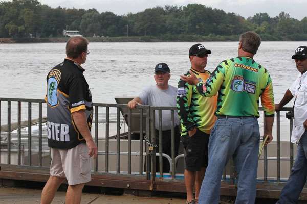 <p>
	Informal discussions near the water, away from the crowd and anglers, are the way a lot of weigh-in business is done. Thatâs one of the reasons they run so smoothly.</p>
