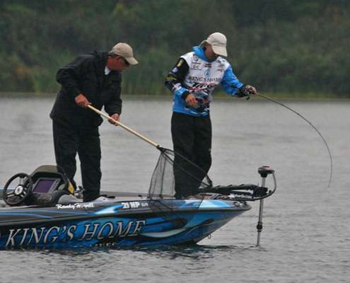 <p>
	After a last-minute surge at the boat, Randy Howell plays the fish toward the waiting net.</p>
