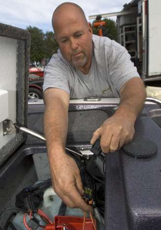<p>
	David White finds the blown fuse that caused my hydraulic jack plate to stop working.</p>
