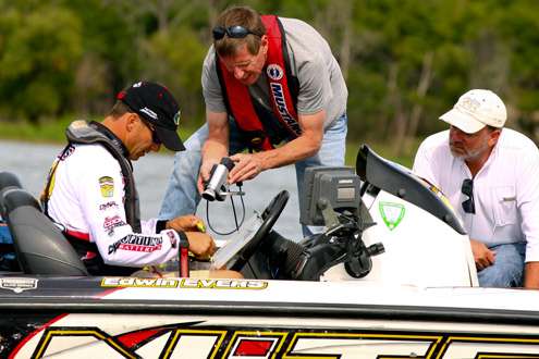 <p>
	Evers took viewers on Bassmaster.com through a tour of his tackle trays. </p>
