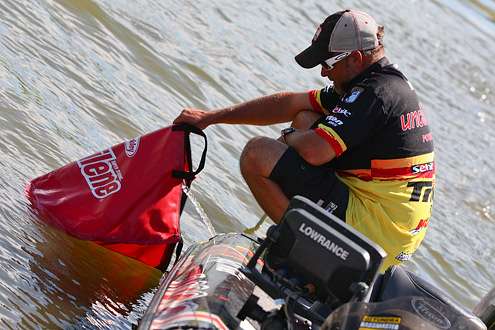 <p>
	Jeff Kriet uses his boatâs bilge pump to add water to his bag before heading to the scales.</p>

