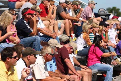 <p>
	Eighty-degree weather and sunshine attracted a crowd for the Day One weigh-in at Three Forks Harbor.</p>
