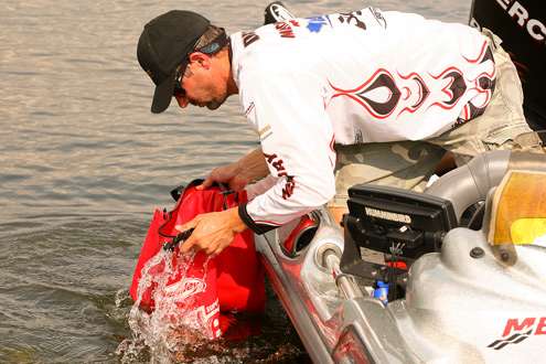 <p>
	 </p>
<p>
	Jason Dudek fills his weigh-in bag with water before pulling his fish from the live well. </p>
