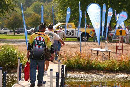 <p>
	 </p>
<p>
	Anglers begin to carry their fish to the scales on Day One of Bass Pro Shops Northern Open #3. </p>

