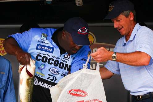 <p>
	 </p>
<p>
	Day One leader Ish Monroe pulls his best of the day from his weigh-in bag.</p>
