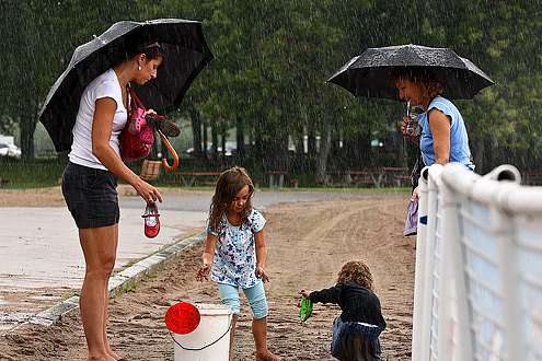 <p>
</p>
<p>
Despite the rain, the Day One weigh-in commenced and playing in the sand continued at Oneida Shores Park.</p>