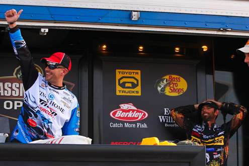Randy Howell takes the temporary lead, bumping Mike Iaconelli from the hot seat.
