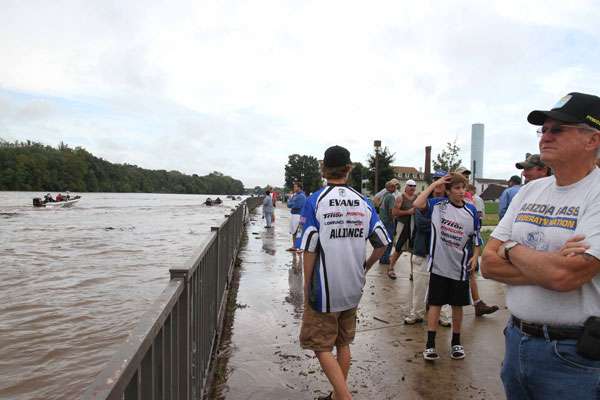 <p>
	Despite the tough conditions a fair number of people turned out to watch the boats wind their way through the debris to get to the ramp.</p>
