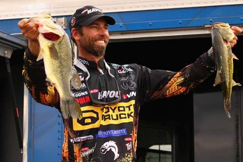 <p> 	Iaconelli landed 15 pounds, 7 ounces on the final day, boosting his total up to 44-4 and a sixth-place finish. The fish were up in super-shallow water, a not uncommon thing for Oneida largemouth, but there were nuances to what Iaconelli was fishing. âThe key was eelgrass mats,â Iaconelli said. âDead mats of grass blown up on the bank. If you could find that with a little deeper water, that was key. We caught so many today, my hands are torn up.â</p> 