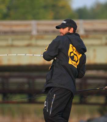 <p>
	Iaconelli, always a favorite on northern waters, sets the hook on a fish.</p>
