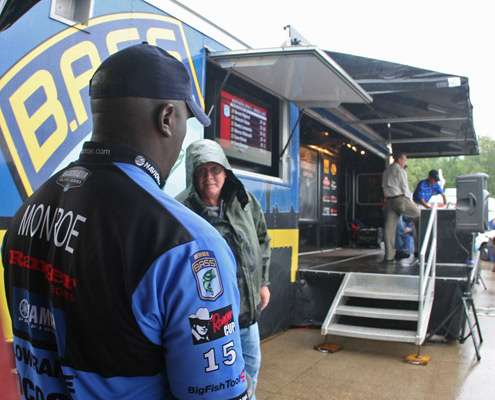 <p>
Day One leader Ish Monroe stands ready to weigh in as the leaderboard flashes the dayâs tallies.</p>