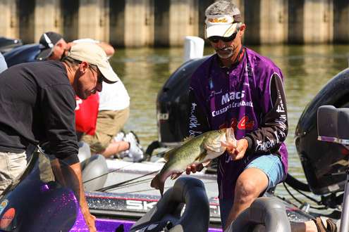 <p>
	Dewayne French is in third place after Day One with a five-bass limit that weighed 14-13.</p>
