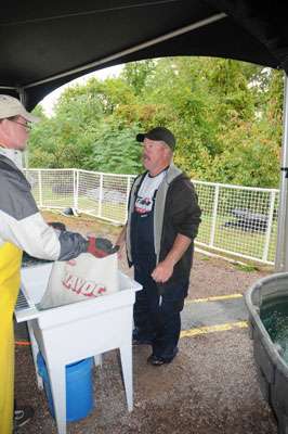 <p>
	Ontarioâs Craig Denham gets his fish measured.</p>
