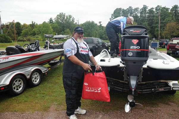 <p>
	Harry Gordon of Connecticut fills his weigh-in bag with plenty of water for his fish.</p>
