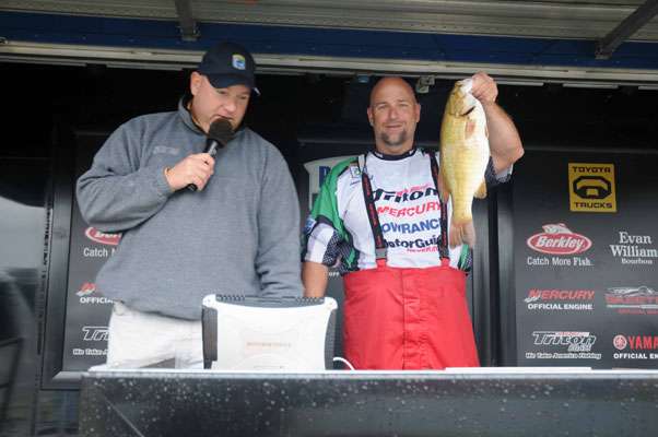 <p>
	Ontario's John Scholl shows off his catch</p>
