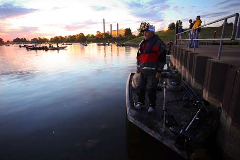 <p>
	Tommy Biffle stands in his aluminum bass boat in preparation for takeoff Thursday. The boat proved to be a key factor in his Day One first-place total of 18 pounds, 2 ounces.</p>

