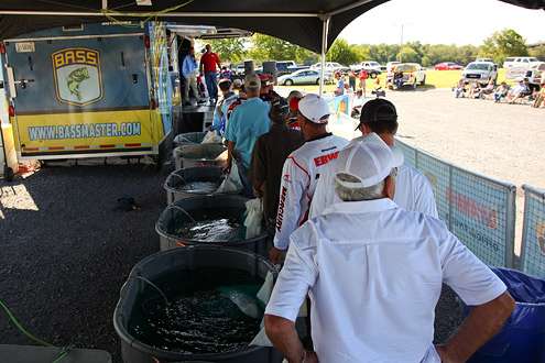 <p>
	Central Open anglers are lined up at the holding tanks waiting to go on stage for the weigh-in.</p>
